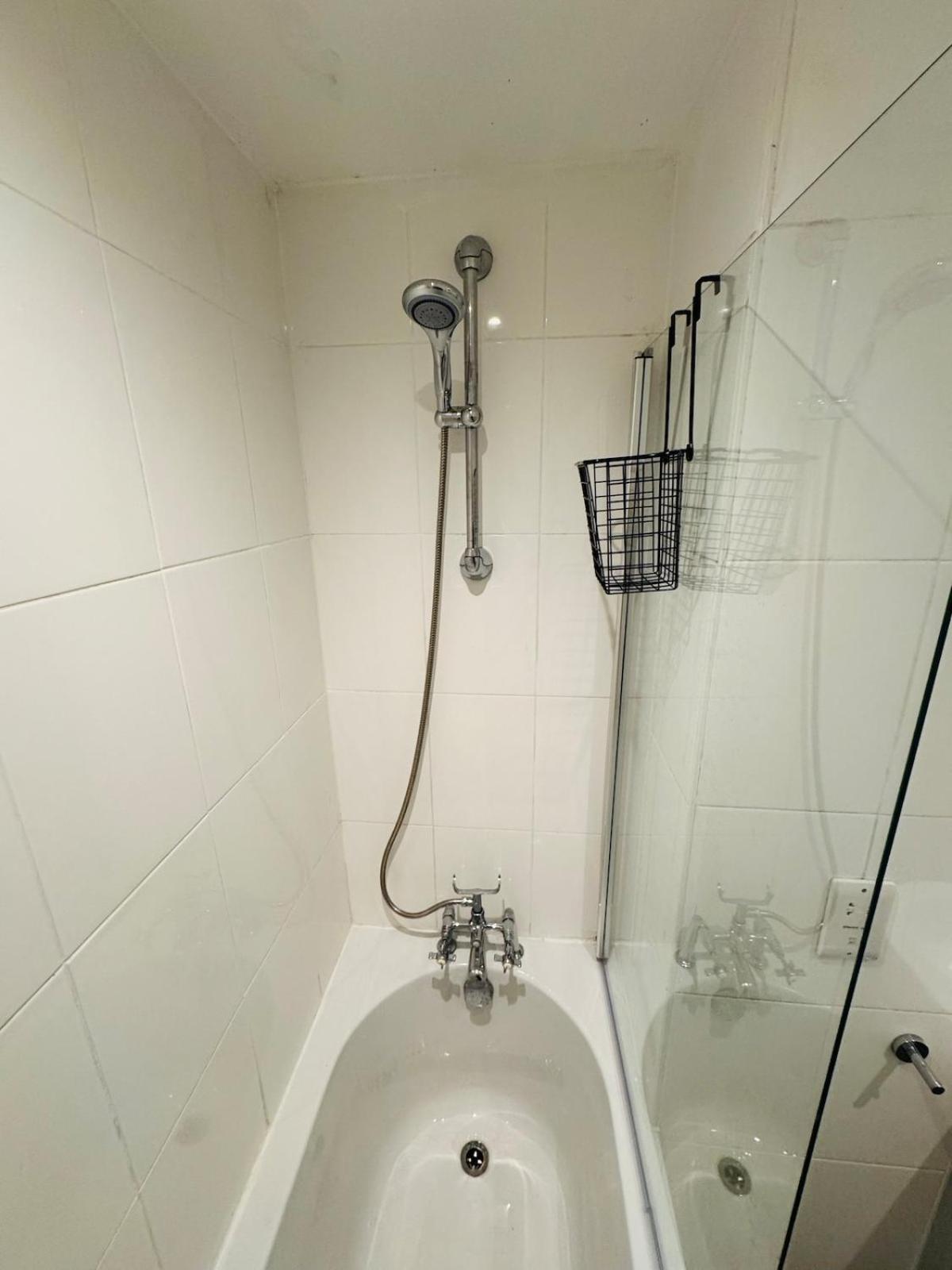 Homely And Charming 2 Bedroom Sleeps 6 W Balcony Apartment *