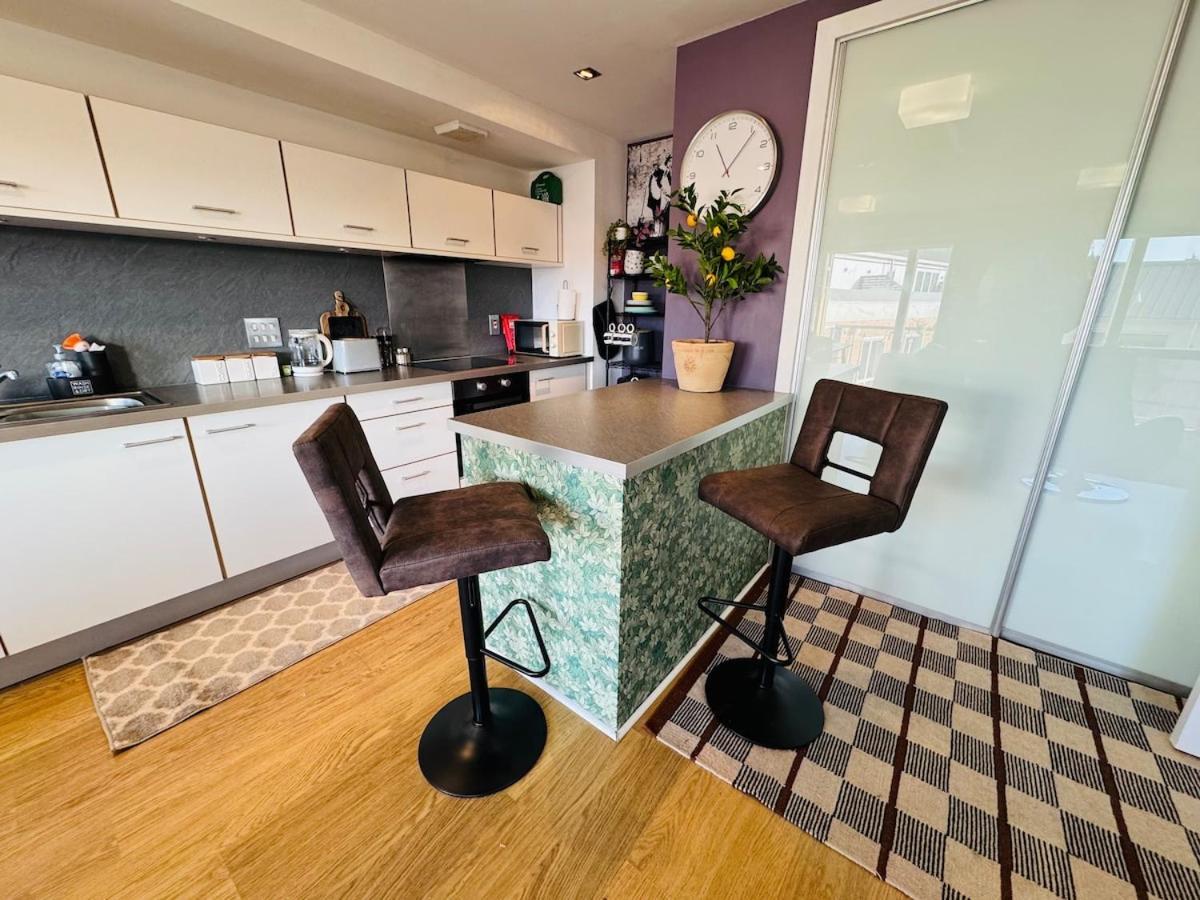 Homely And Charming 2 Bedroom Sleeps 6 W Balcony *