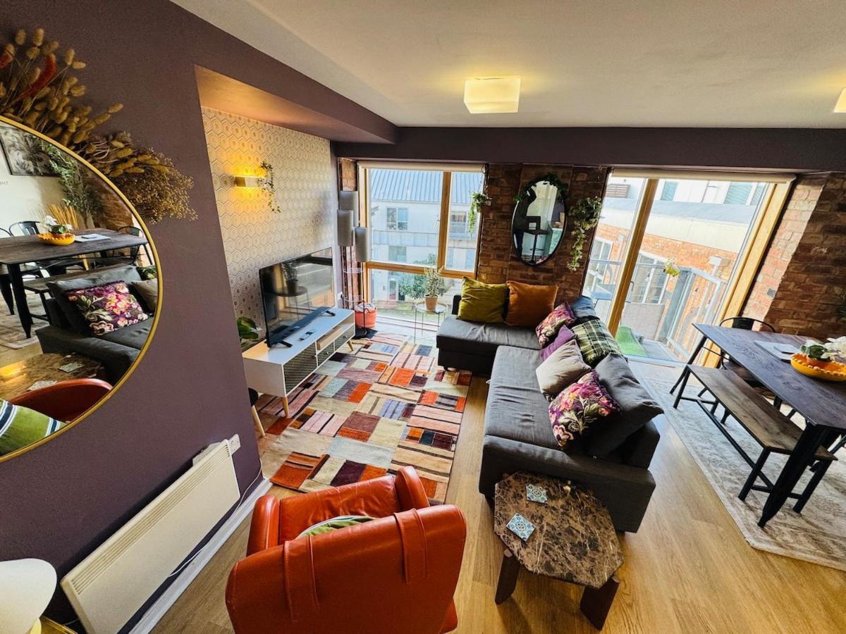 Homely And Charming 2 Bedroom Sleeps 6 W Balcony Coventry