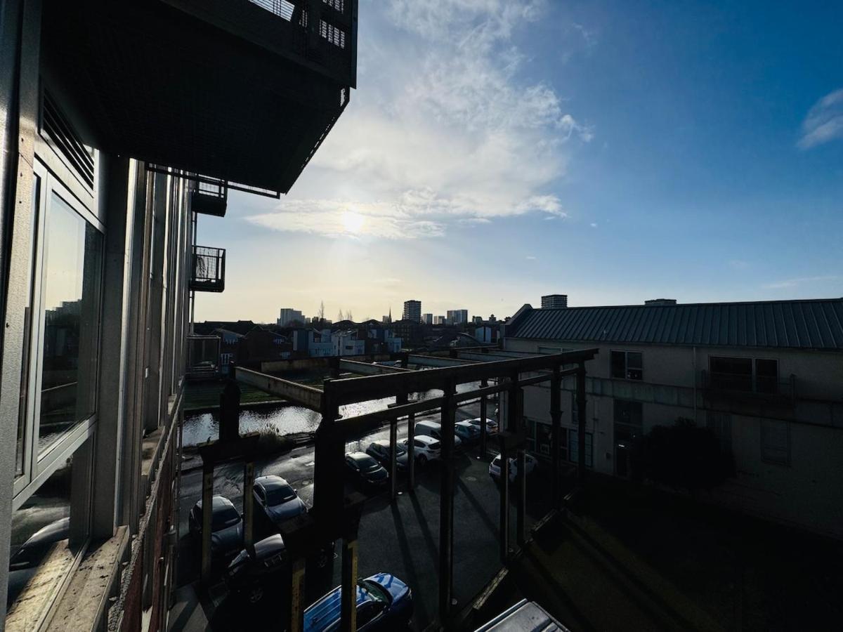 Homely And Charming 2 Bedroom Sleeps 6 W Balcony Coventry