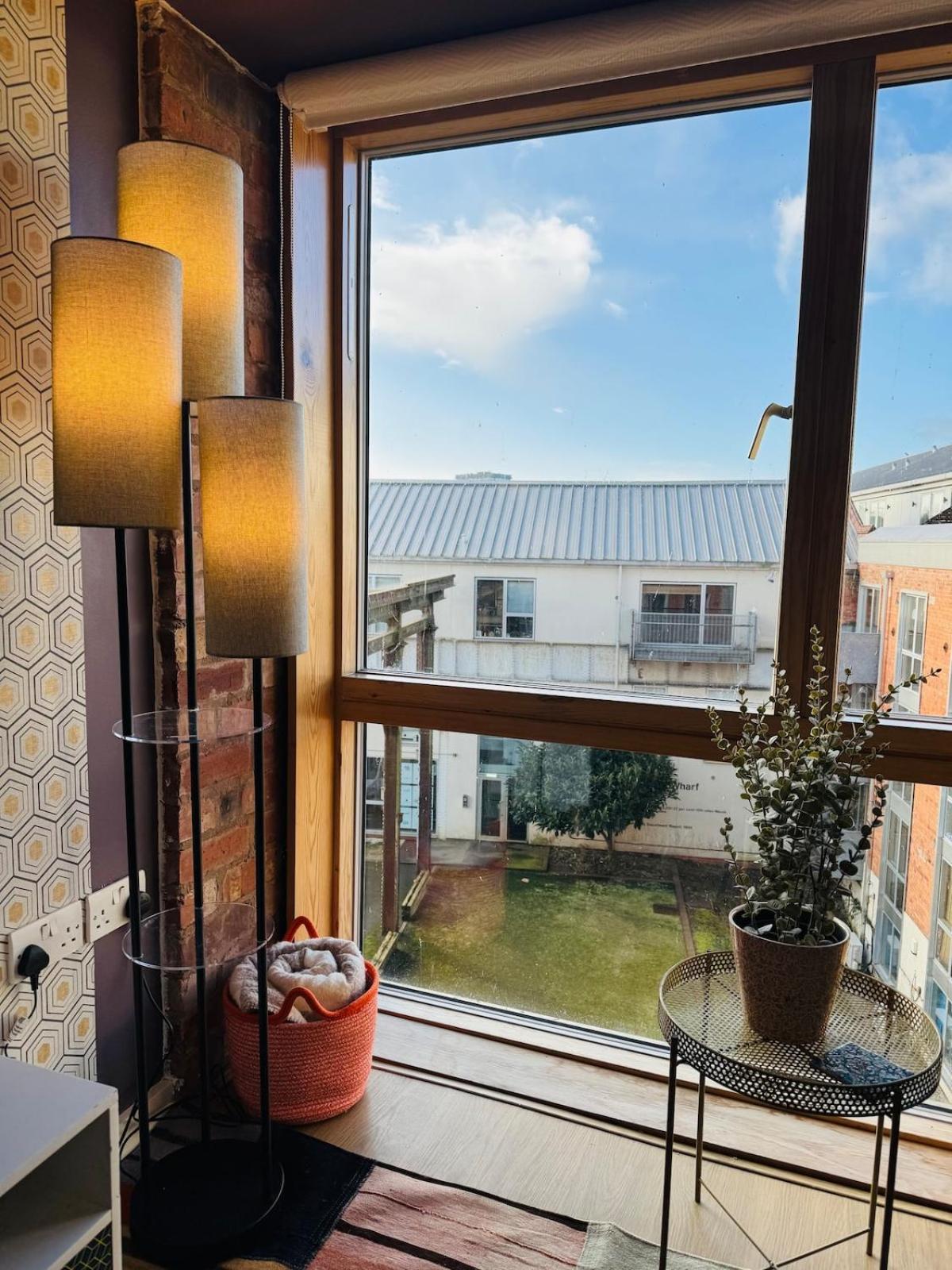 Homely And Charming 2 Bedroom Sleeps 6 W Balcony