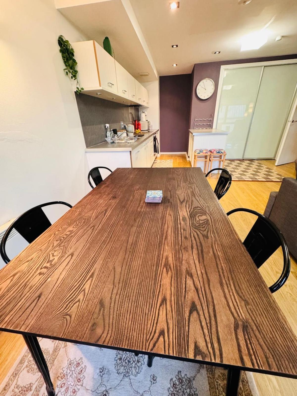 Apartment Homely And Charming 2 Bedroom Sleeps 6 W Balcony *