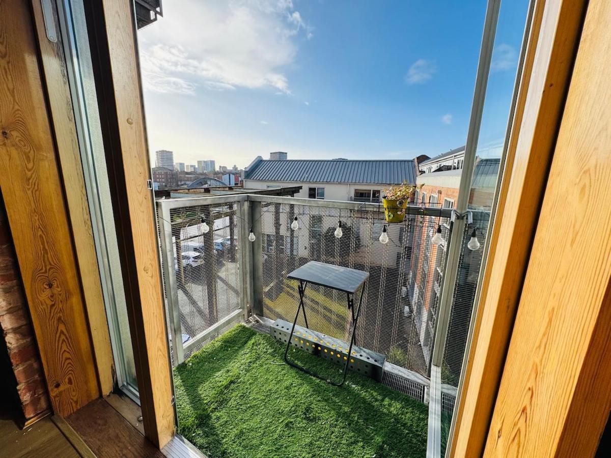 Homely And Charming 2 Bedroom Sleeps 6 W Balcony Coventry