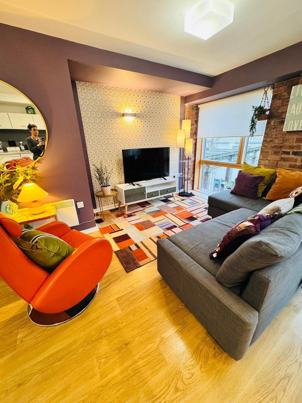 Apartment Homely And Charming 2 Bedroom Sleeps 6 W Balcony *