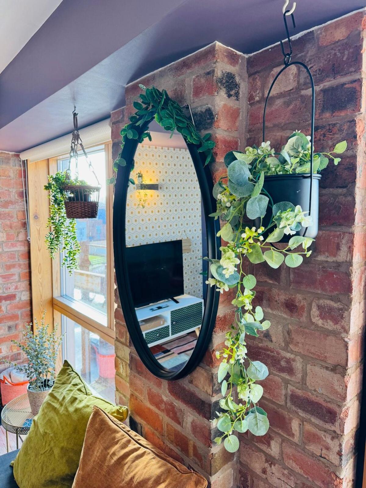 Apartment Homely And Charming 2 Bedroom Sleeps 6 W Balcony Coventry