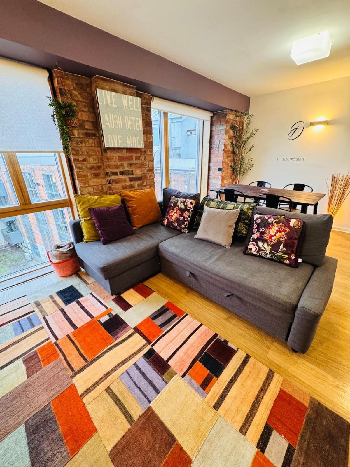 Homely And Charming 2 Bedroom Sleeps 6 W Balcony Coventry