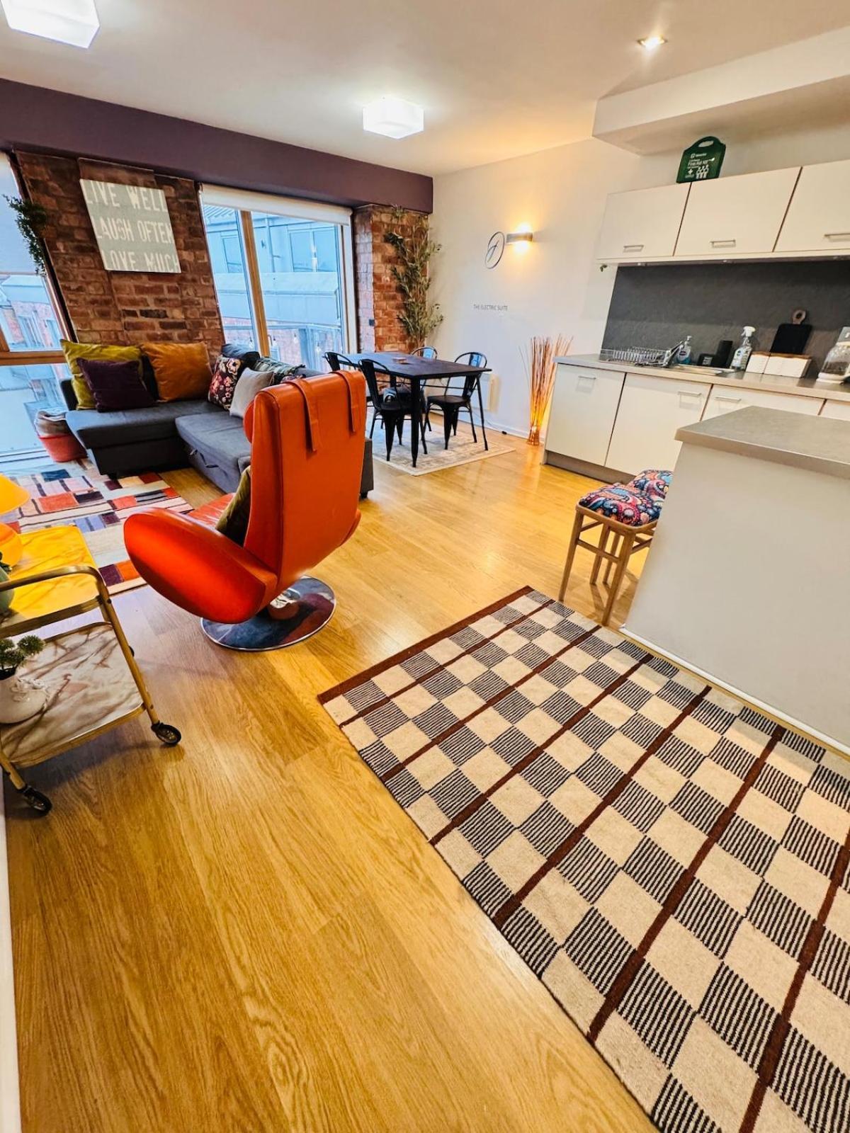 Homely And Charming 2 Bedroom Sleeps 6 W Balcony * Coventry