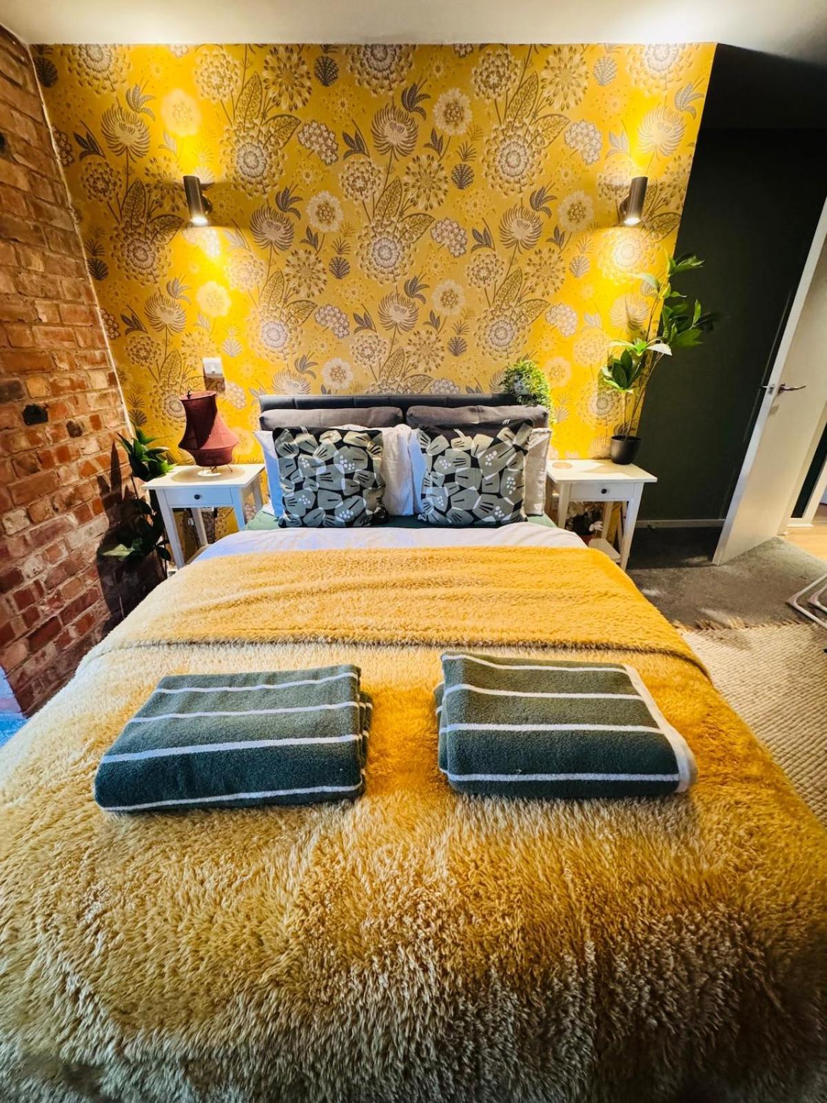 Homely And Charming 2 Bedroom Sleeps 6 W Balcony Apartment