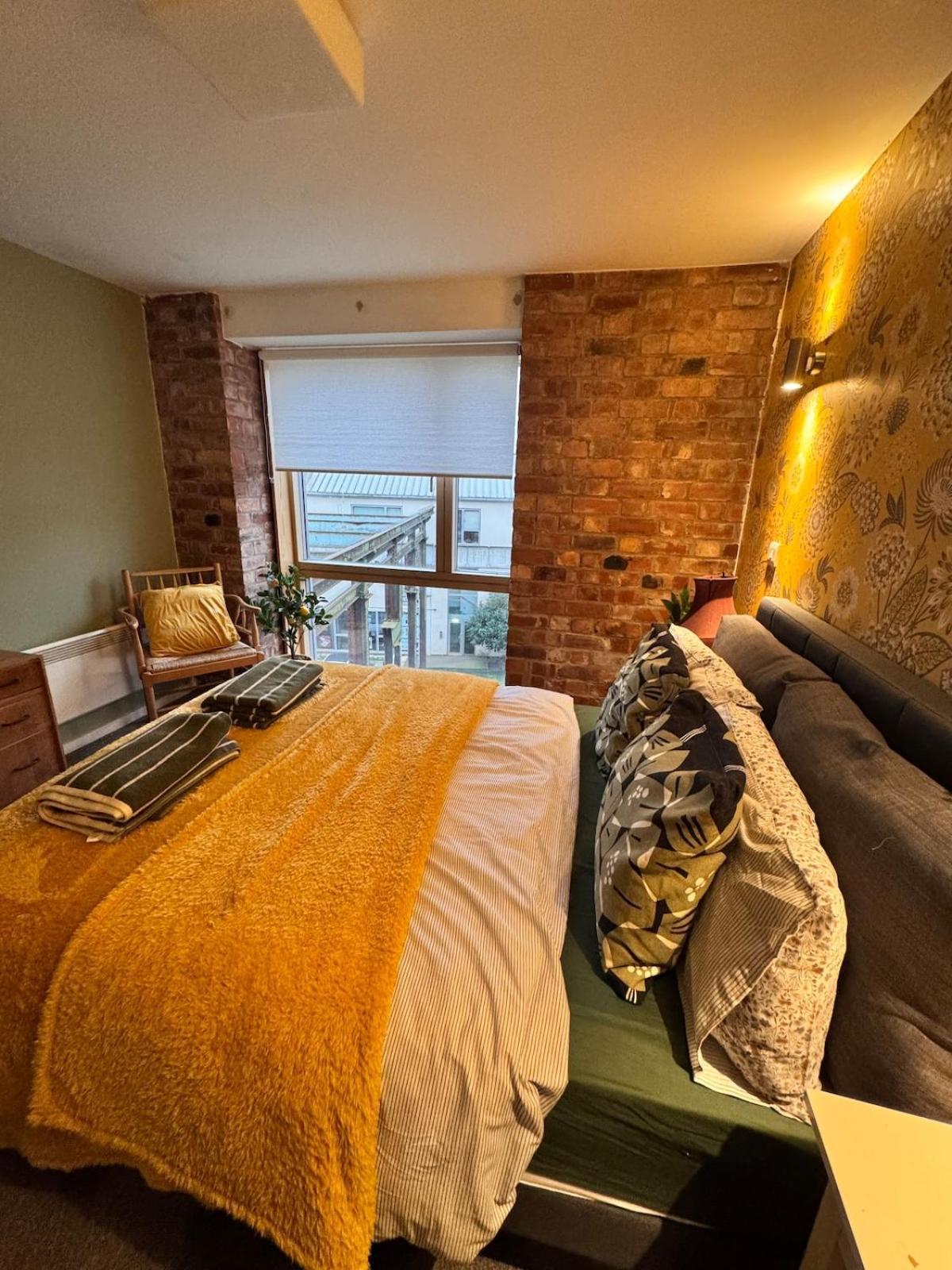 Apartment Homely And Charming 2 Bedroom Sleeps 6 W Balcony *
