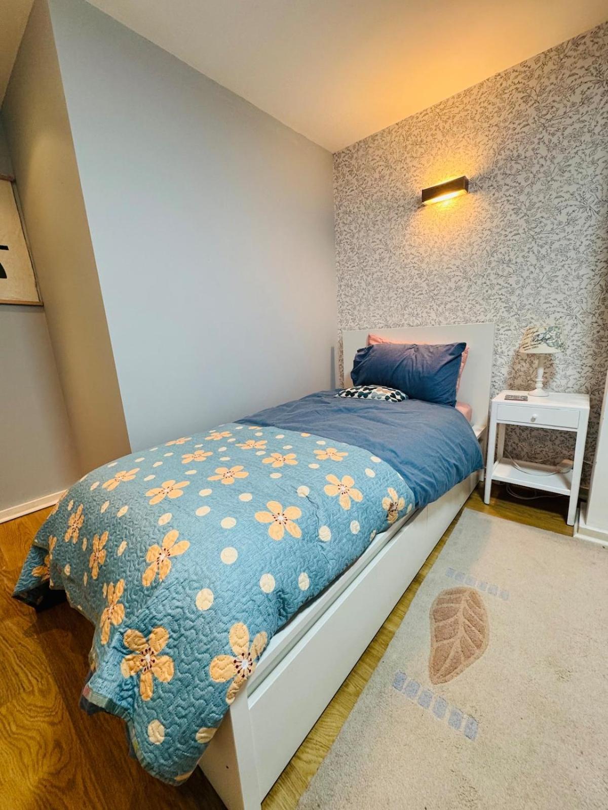 Apartment Homely And Charming 2 Bedroom Sleeps 6 W Balcony Coventry