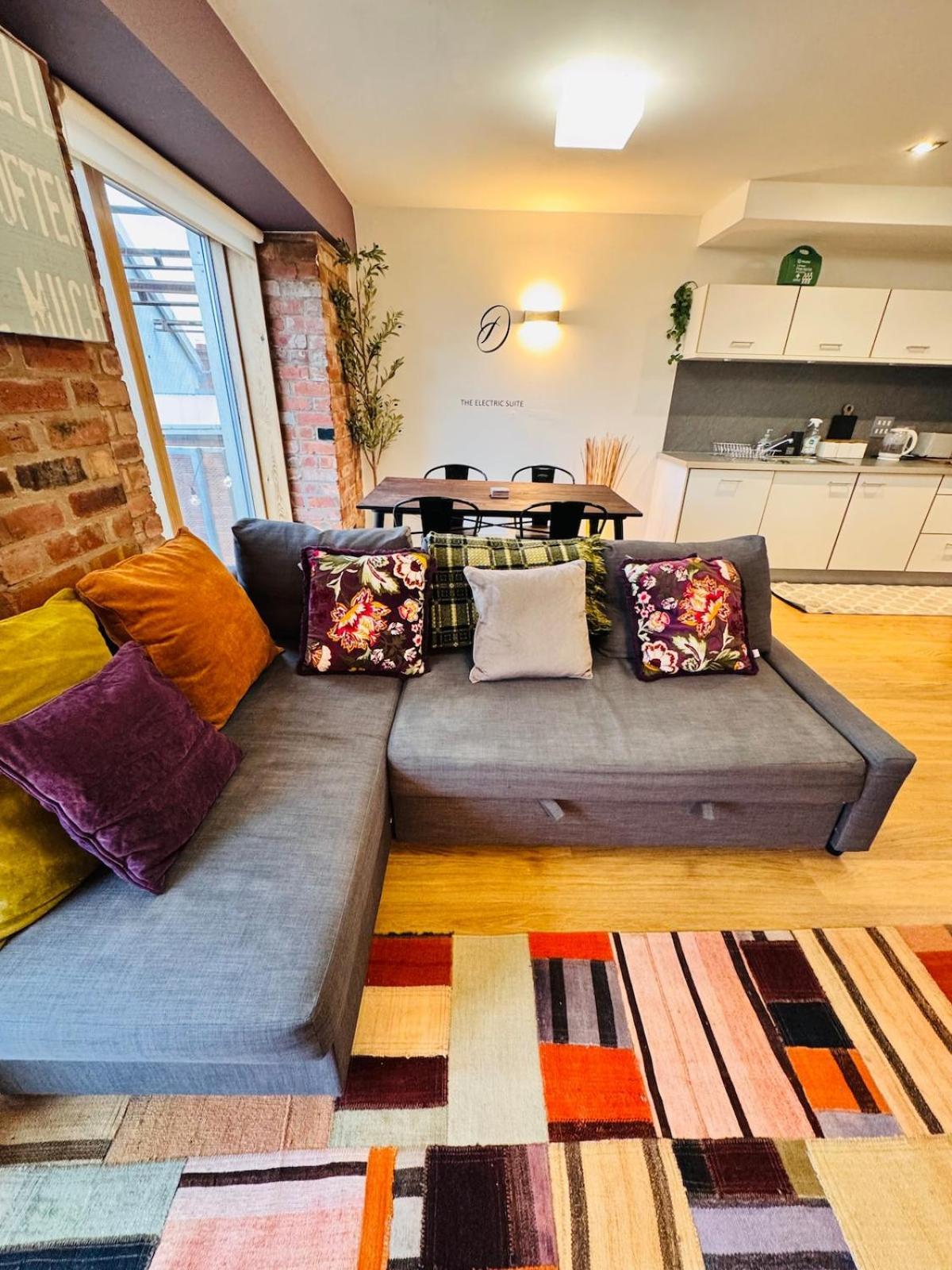 Apartment Homely And Charming 2 Bedroom Sleeps 6 W Balcony