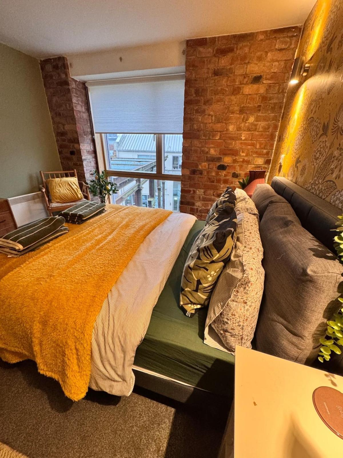 Homely And Charming 2 Bedroom Sleeps 6 W Balcony Apartment