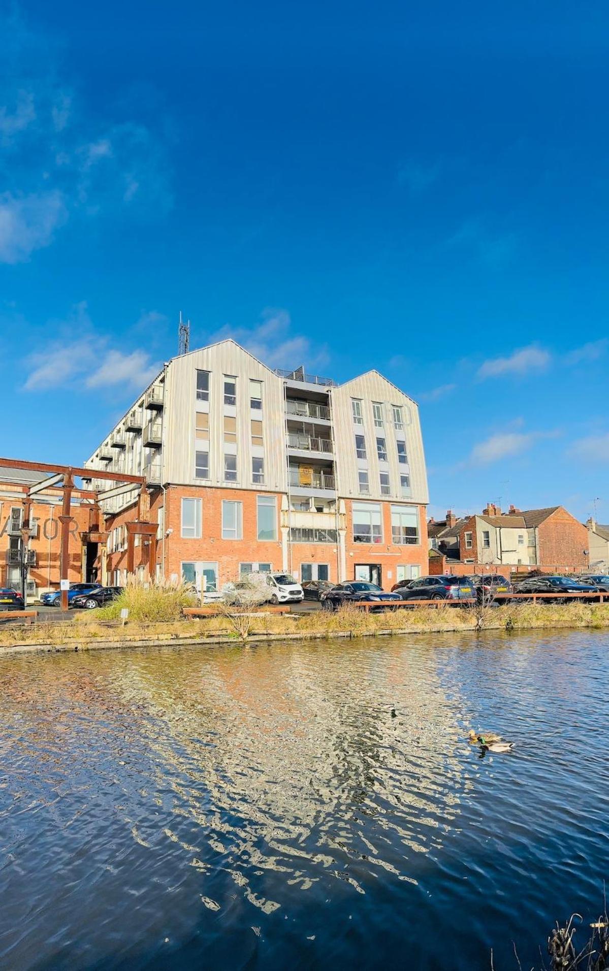 Homely And Charming 2 Bedroom Sleeps 6 W Balcony Apartment Coventry