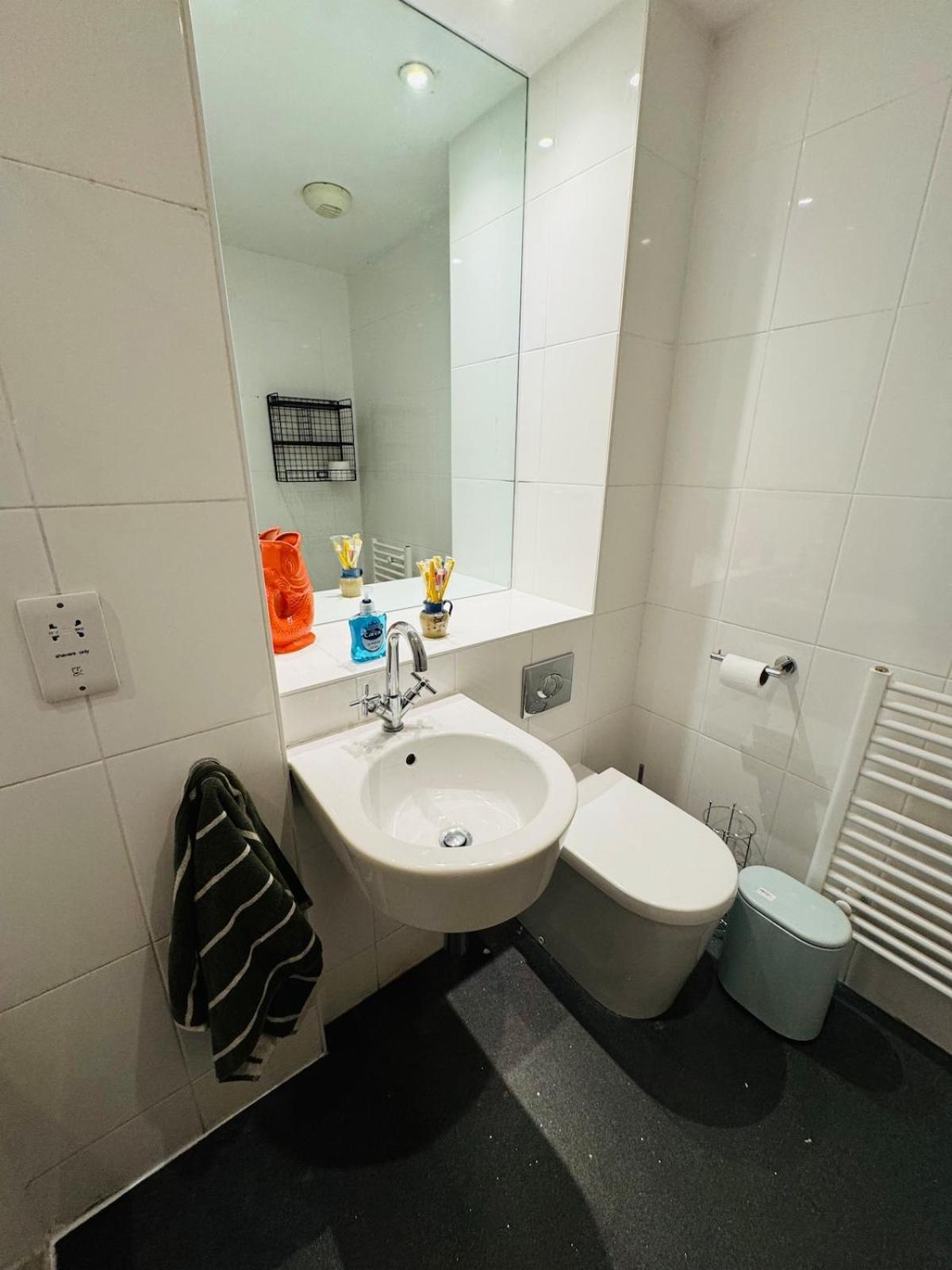 Homely And Charming 2 Bedroom Sleeps 6 W Balcony Coventry