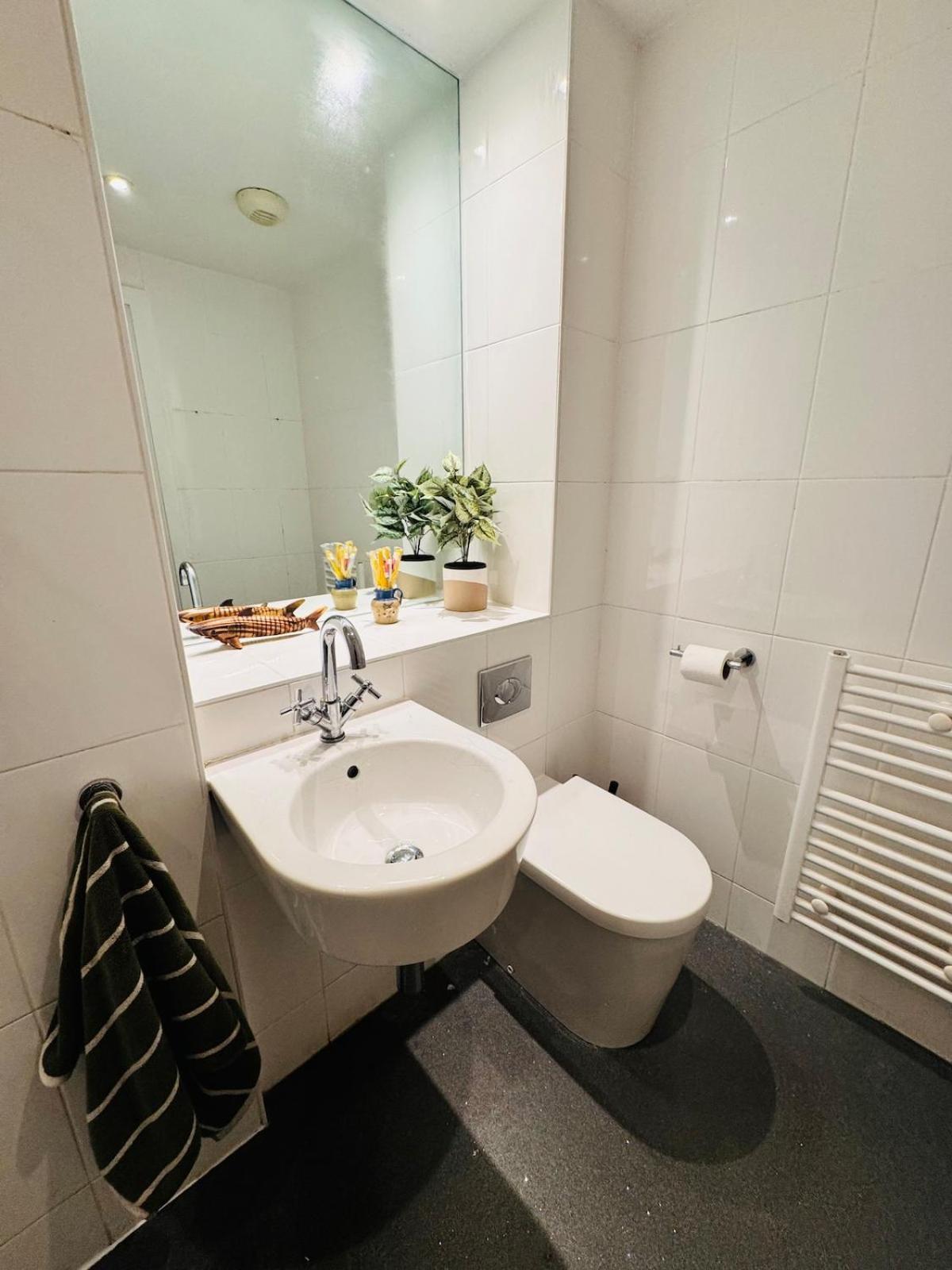 Homely And Charming 2 Bedroom Sleeps 6 W Balcony Apartment