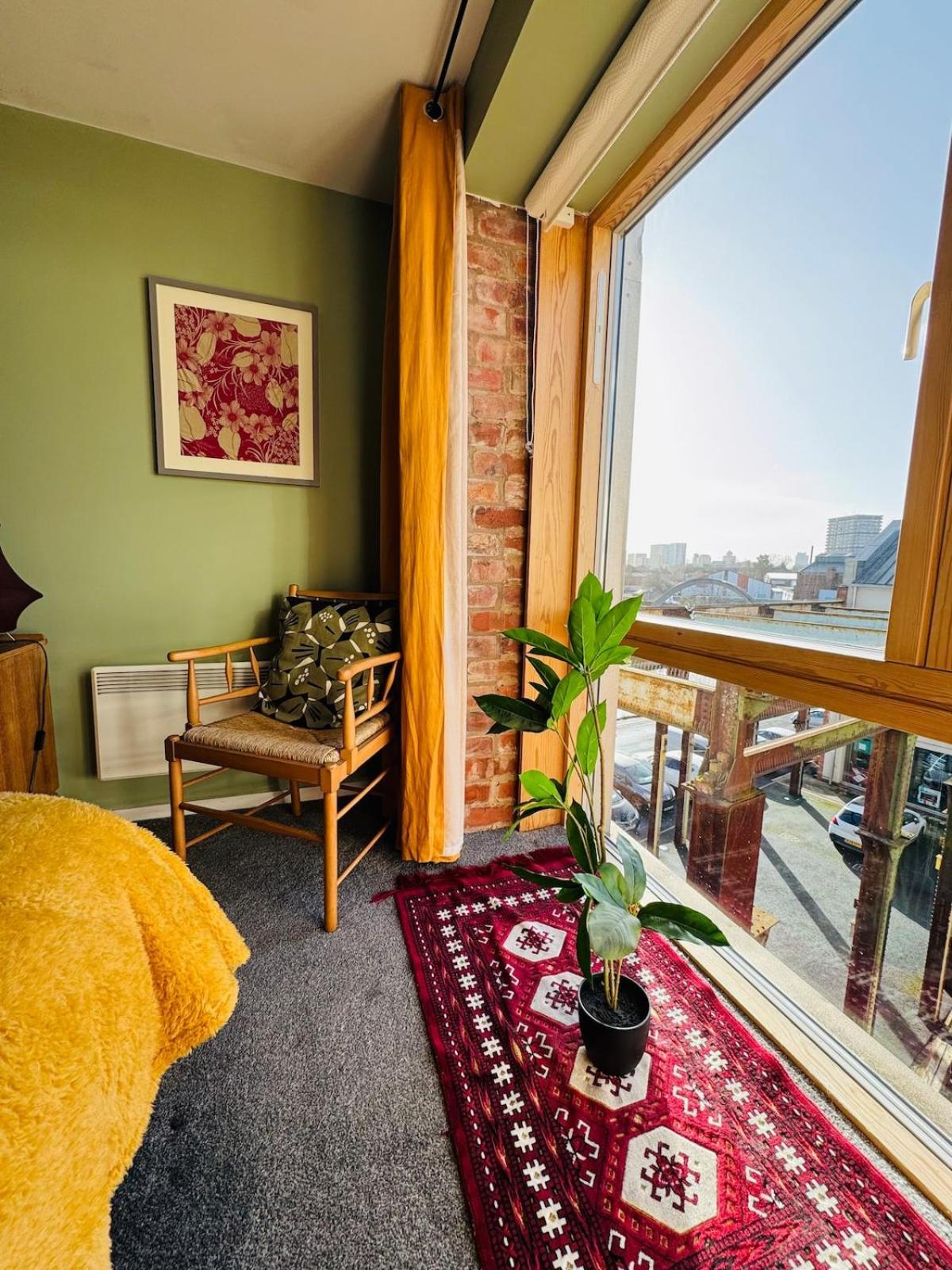 Homely And Charming 2 Bedroom Sleeps 6 W Balcony Apartment Coventry