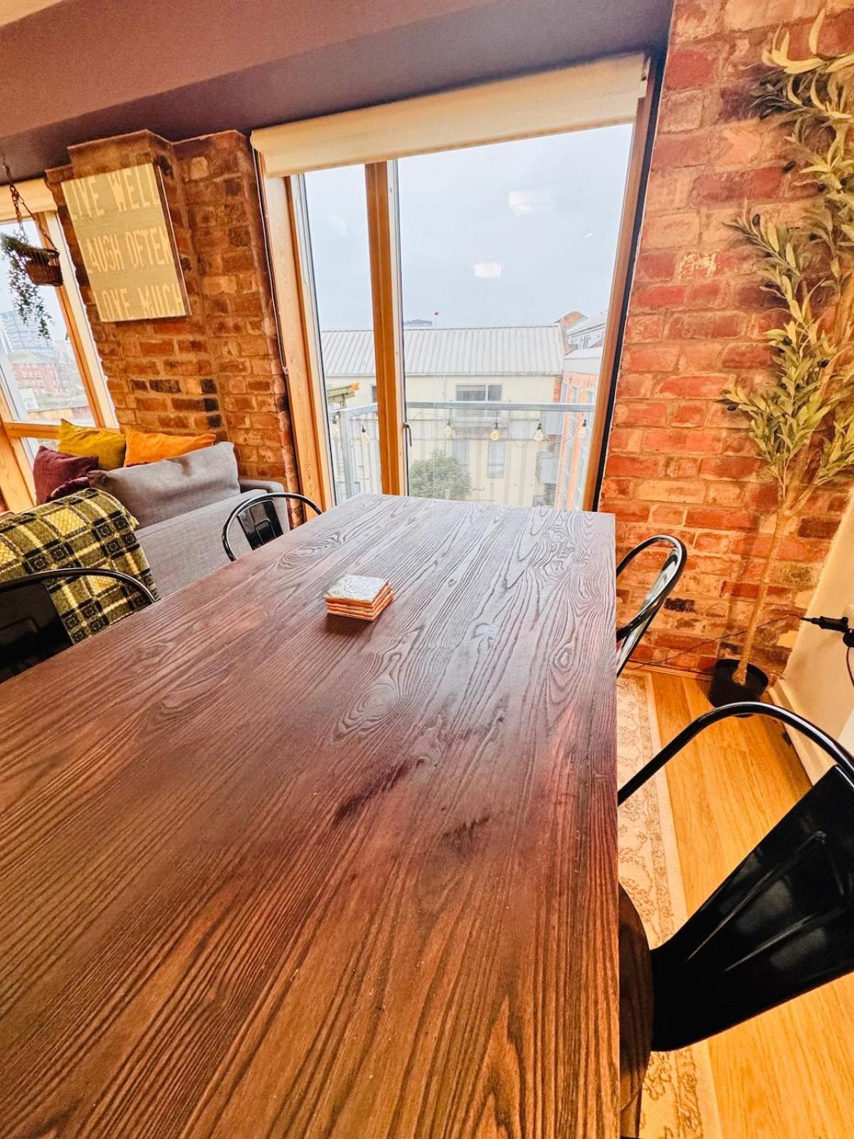 Apartment Homely And Charming 2 Bedroom Sleeps 6 W Balcony Coventry