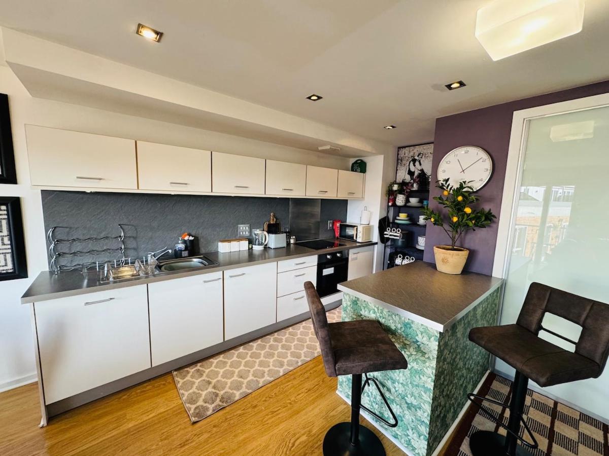 Homely And Charming 2 Bedroom Sleeps 6 W Balcony Apartment