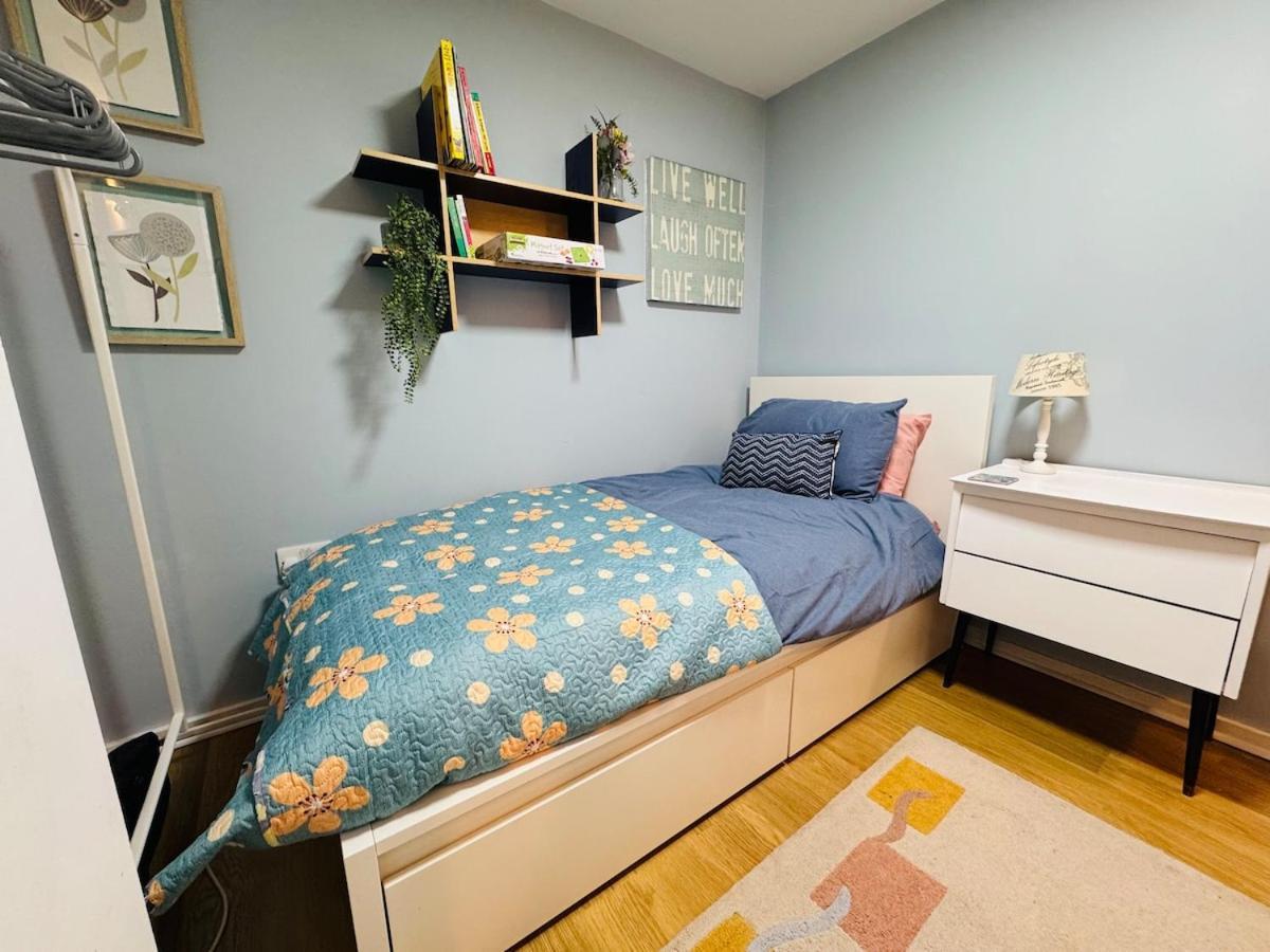Homely And Charming 2 Bedroom Sleeps 6 W Balcony Apartment *
