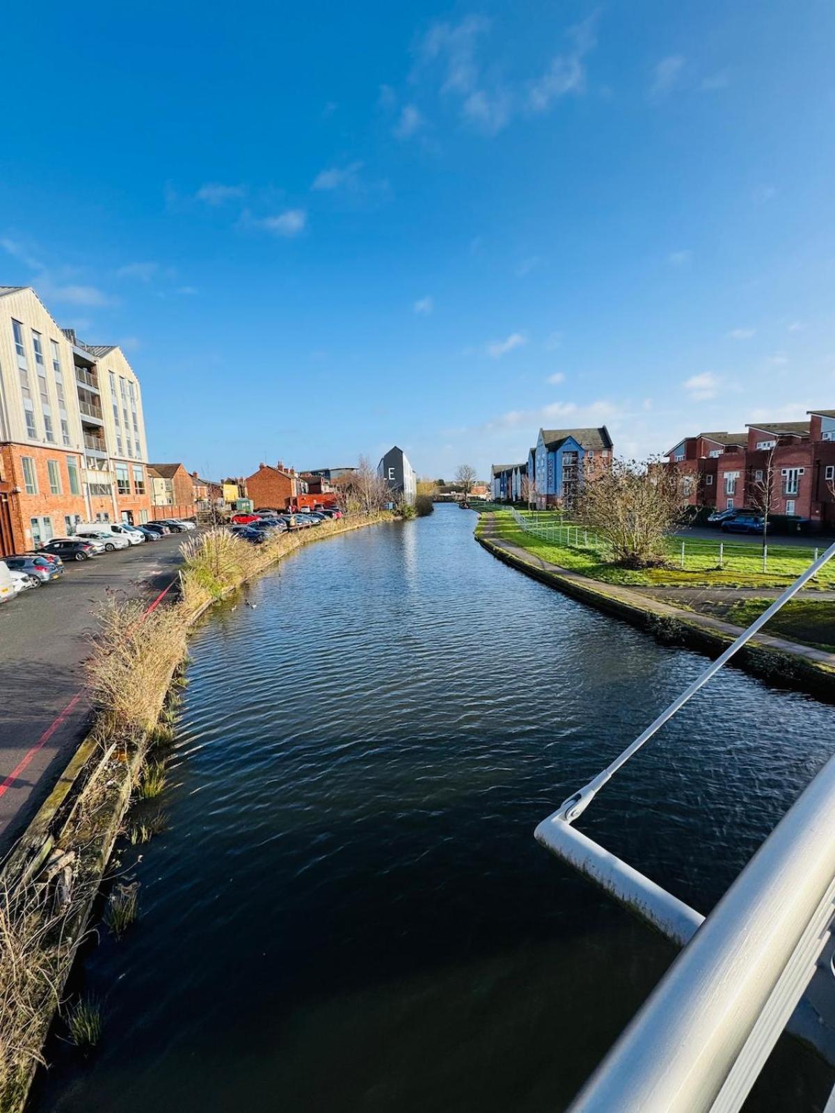Homely And Charming 2 Bedroom Sleeps 6 W Balcony *