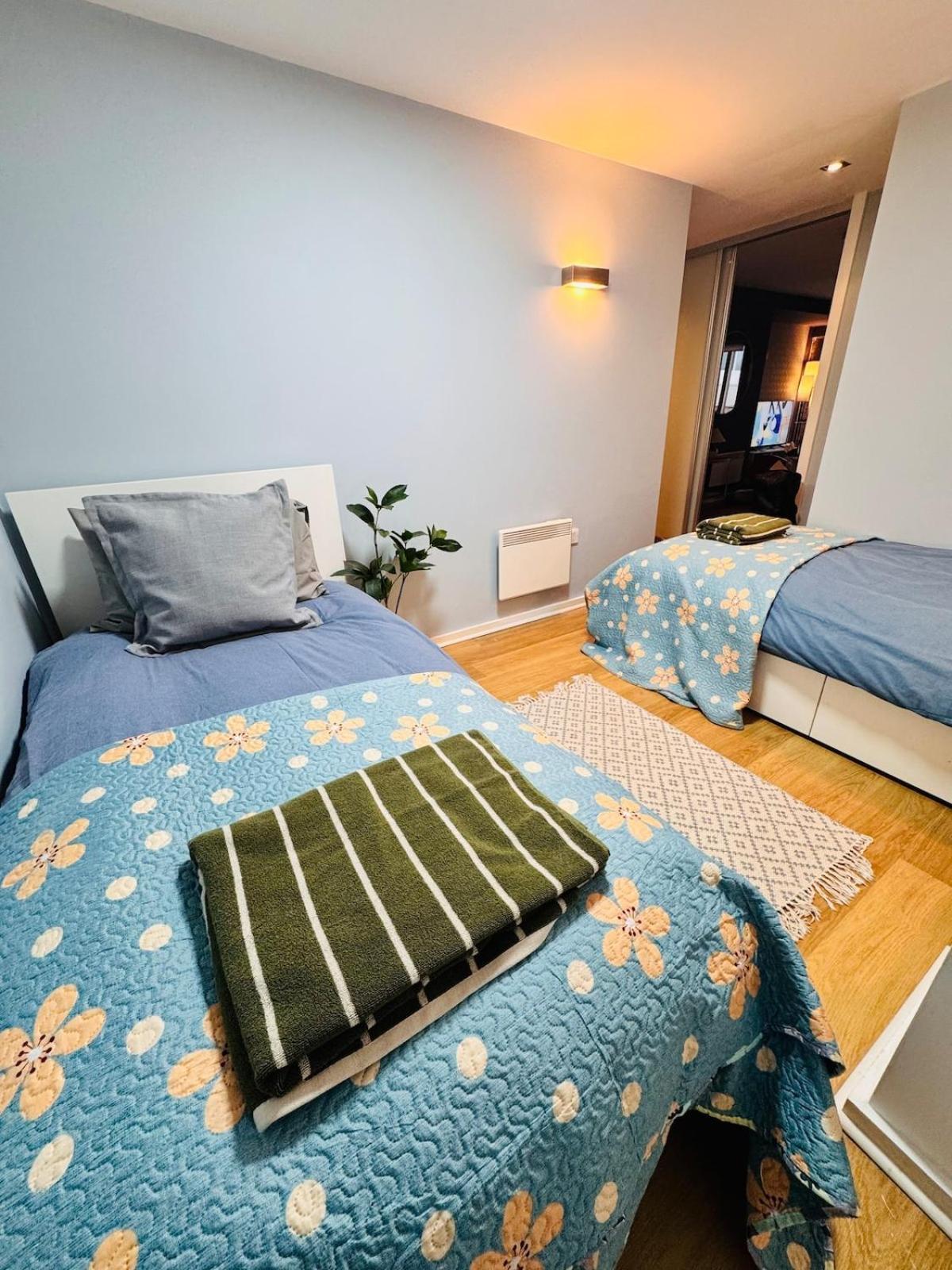 Apartment Homely And Charming 2 Bedroom Sleeps 6 W Balcony
