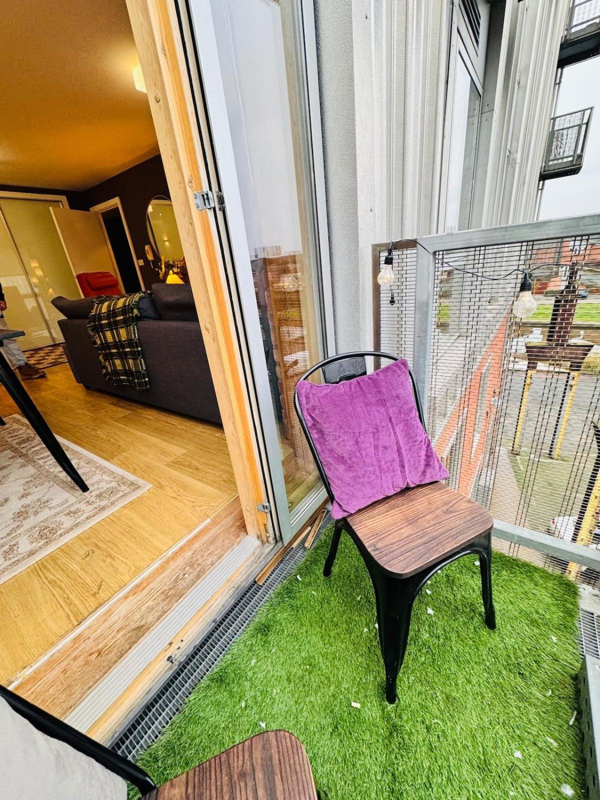 Homely And Charming 2 Bedroom Sleeps 6 W Balcony Apartment