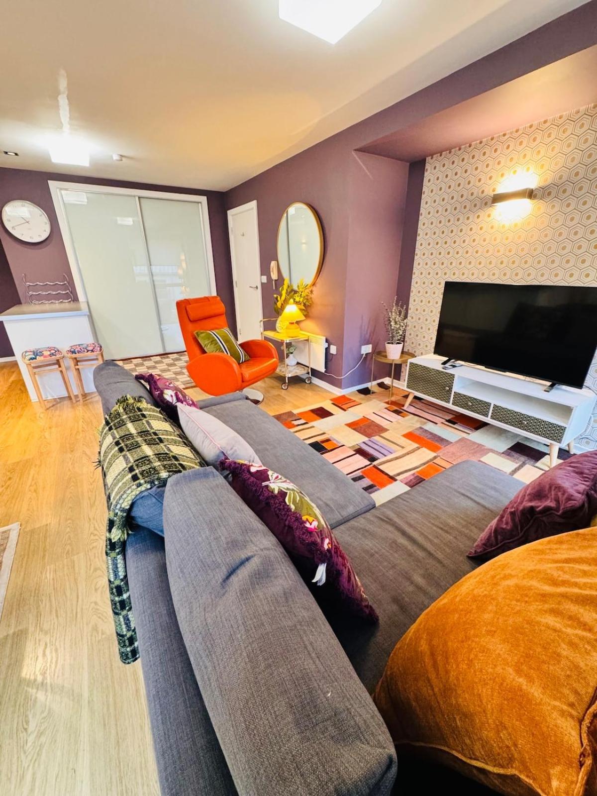 Homely And Charming 2 Bedroom Sleeps 6 W Balcony Apartment *