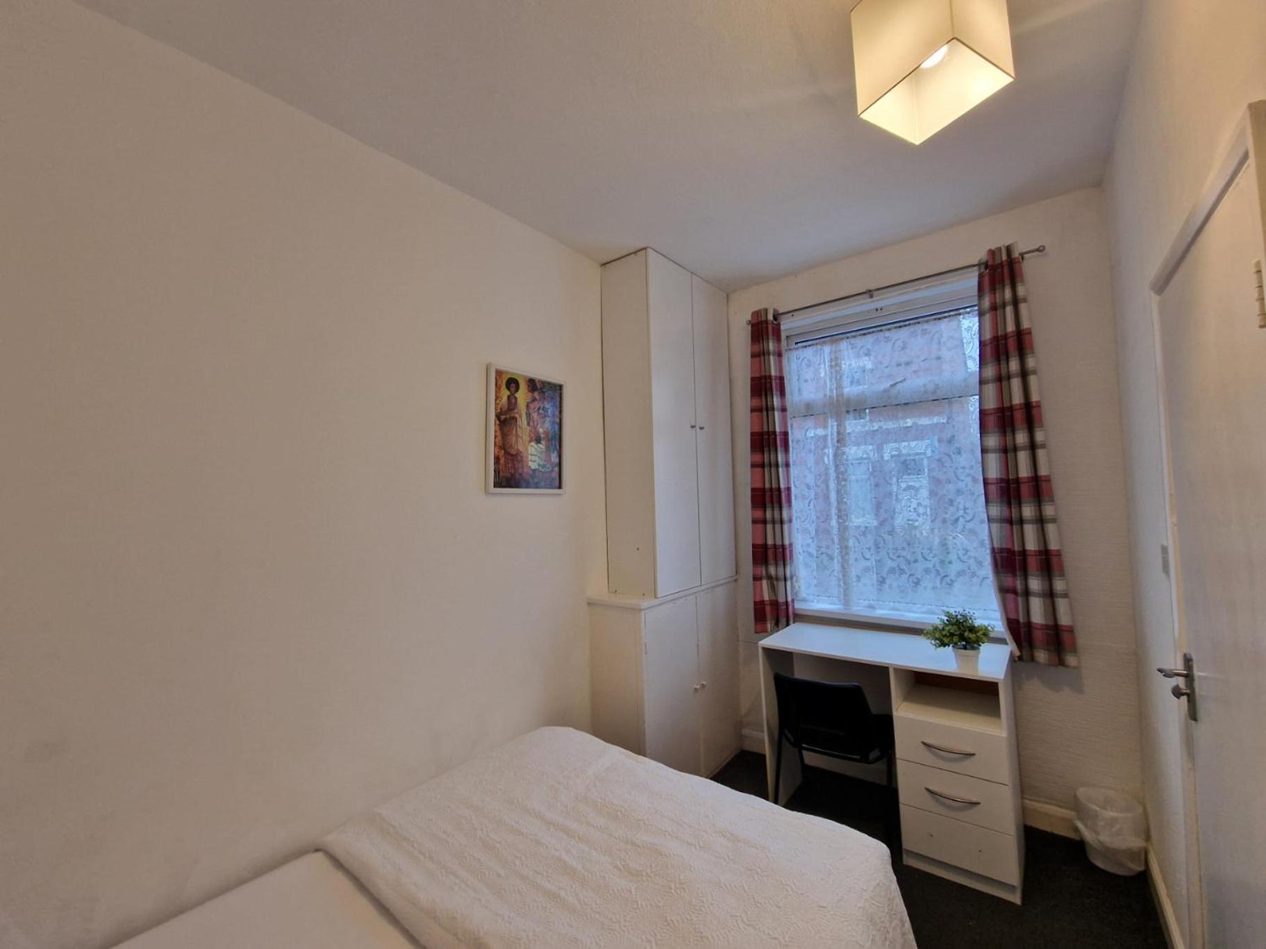 Living Serviced 10 *