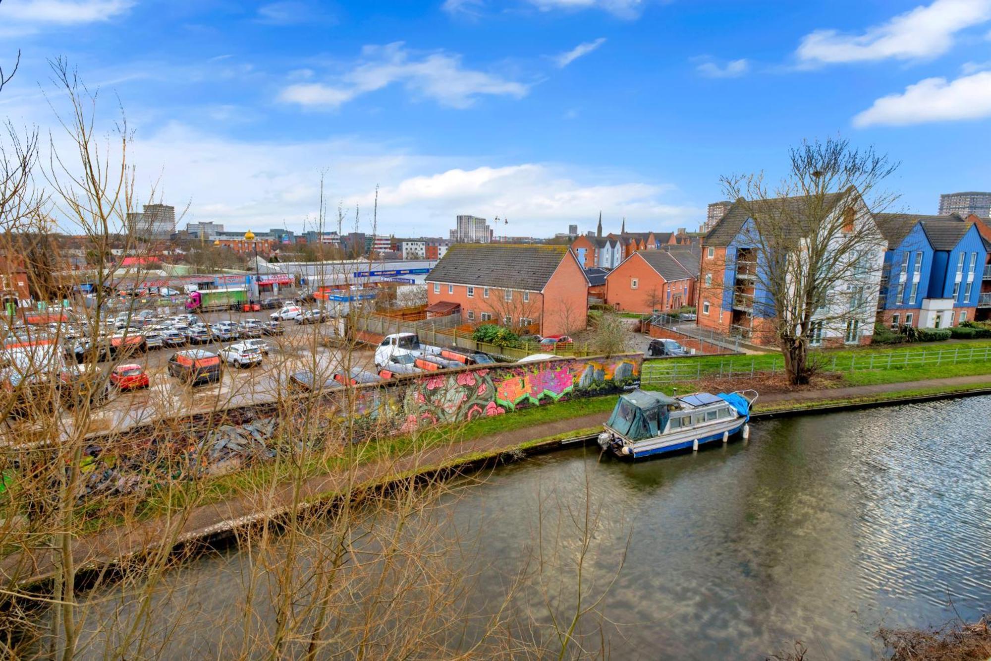 Luxury Waterfront With Free Parking