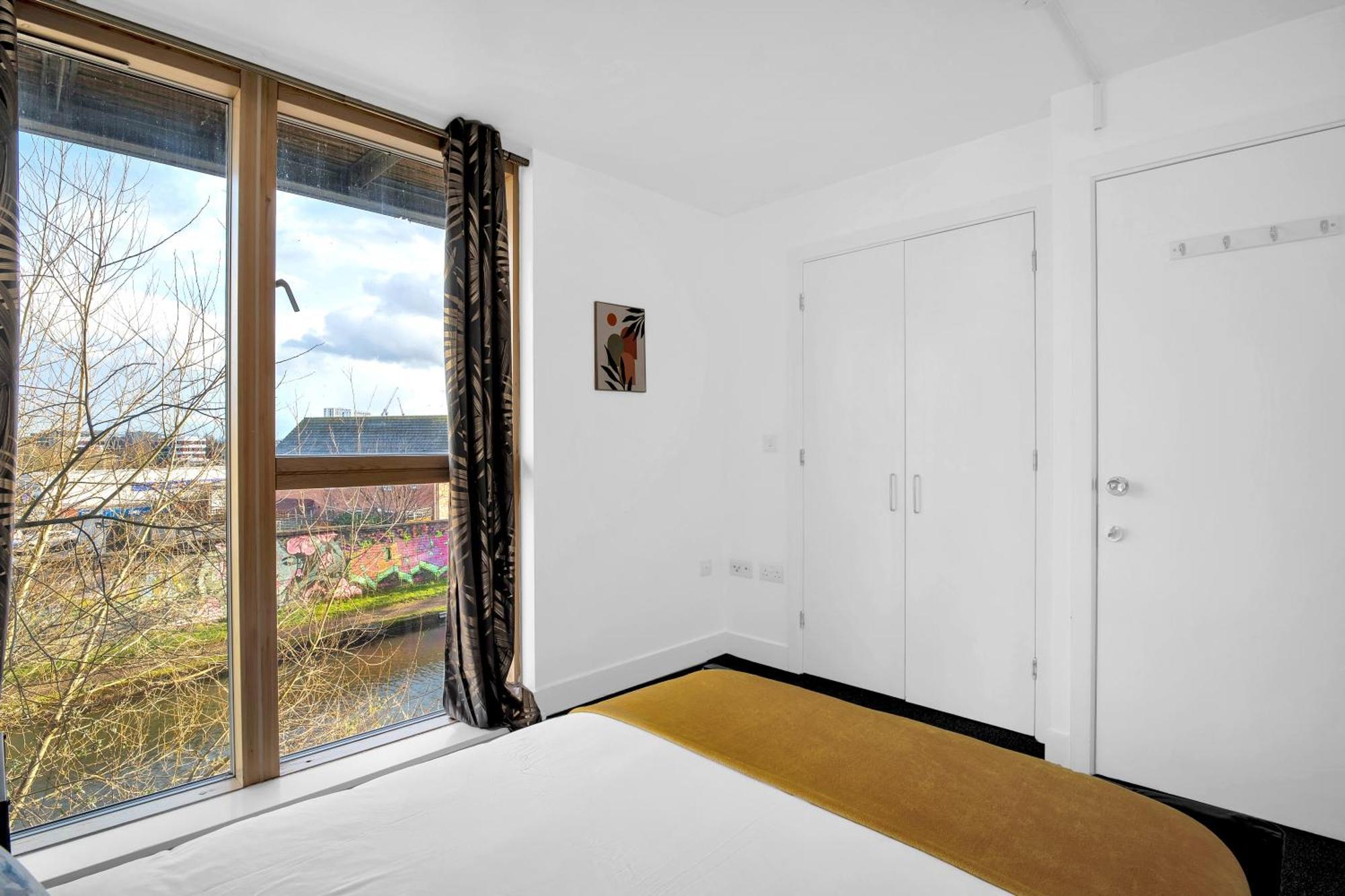 Luxury Waterfront With Free Parking Coventry