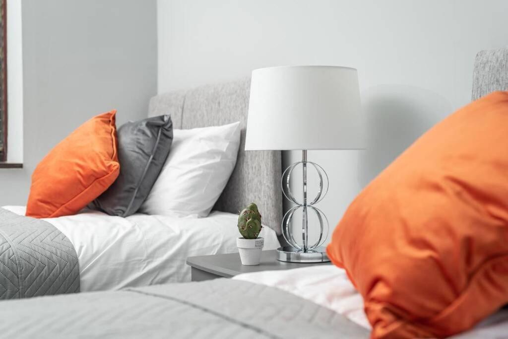 4 Bedroom House Sleep 7 Coventry